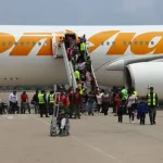 Llega a Venezuela avión con 313 deportados de EEUU, entre ellos 151 niños